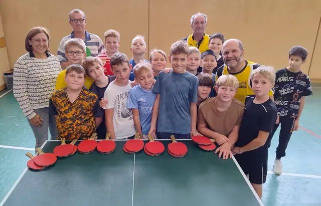 Schüler der 1ab vor ihrer Premiereneinheit - flankiert von den Trainern Walter Seper und Franz Reiss sowie Direktorin Martina Auß und Lehrer Manfred Antony. | Foto: ÖTTV / Rastislav Pomsahar