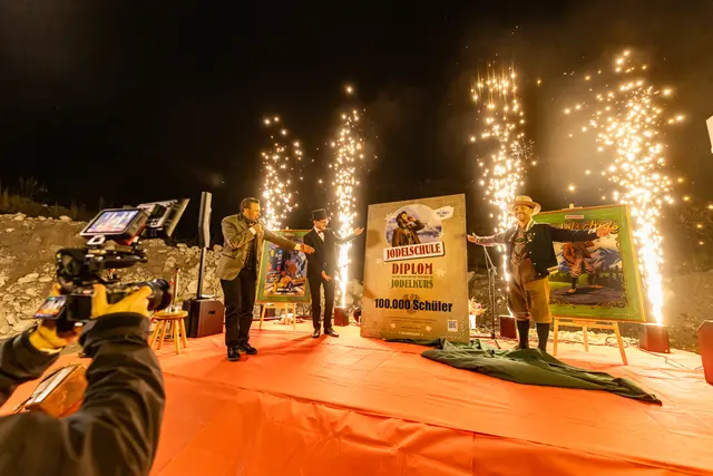 Enthüllung des Diploms zum Anlass von 100.000 erreichten Schülern | Foto: Gerald Lobenwein