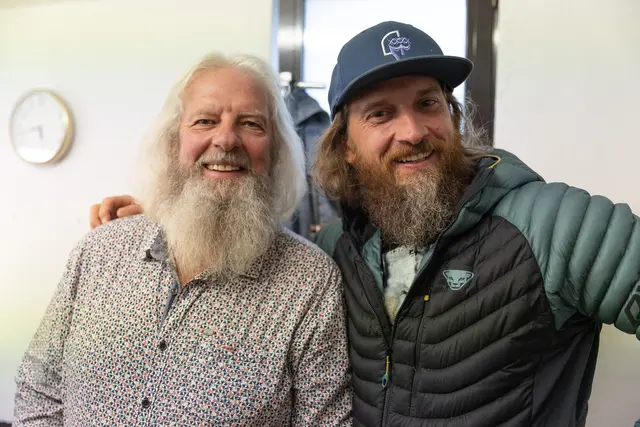 Noch im Rollenbild: Zwei Passionsspieler kurz vor dem symbolischen Abschied von Bart und Haar.  | Foto: Anker