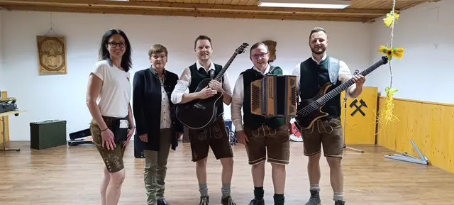 Die Dochsgrobenbuam sorgten für die musikalische Begleitung des Herbstfests. Im Bild mit Steirerherzen-Obfrau Brigitte Huber. | Foto: Steirerherzen Seegraben