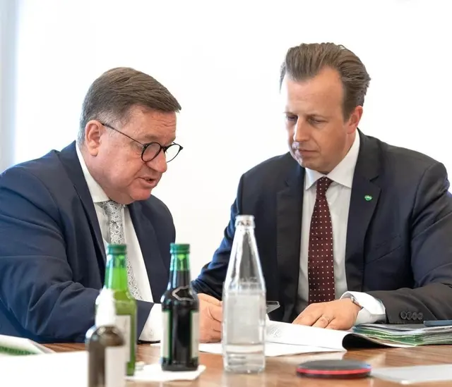 Ins Gespräch über die medizinische Versorgung für Kinder und Jugendliche im Bezirk Deutschlandsberg vertieft: Bezirksparteiobmann LAbg. Werner Amon und Gesundheitslandesrat Karlheinz Kornhäusl (r.) | Foto: ÖVP