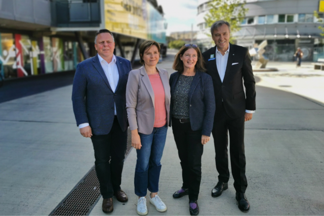 Da war die Welt noch in Ordnung: Michael Ehmann, Judtih Schwentner und Elke Kahr versprachen Christian Jauk ein neues Stadion. | Foto: MeinBezirk.at