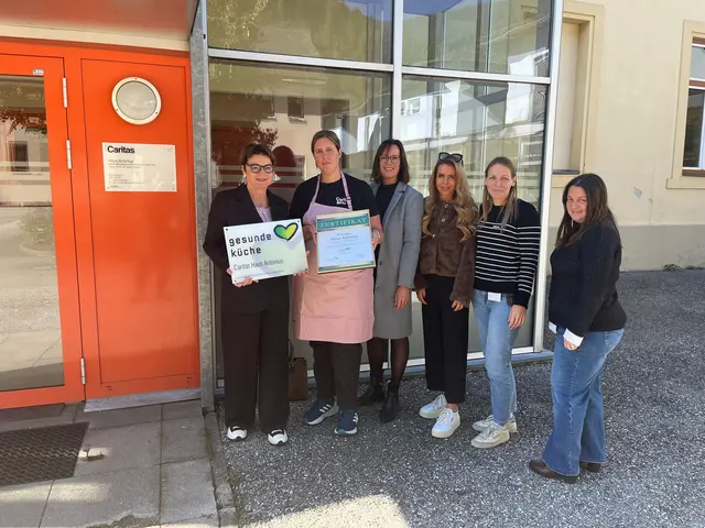 
Gütesiegel „Gesunde Küche“ für das Caritas-Haus „Antonius“: Landesrätin Beate Prettner, Küchenleiterin Iris Koschina, Sonja Fidersek, Sarah Pucker (beide Unterabteilung Gesundheitsförderung), Hausleiterin Helena Hecher und Gruppenleiterin Manuela Sejdic (von links) | Foto: Büro LR.in Prettner
