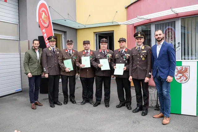 Einige der geehrten Feuerwehrmitglieder der Feuerwehr Grafendorf im Kreis der Gratulanten. | Foto: Magret Bernschütz