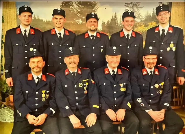 Alfons Rainer (unten links) gemeinsam mit einem Teil seiner Familie. Nicht am Foto: Marko und Florian Rainer.
 | Foto: Privat