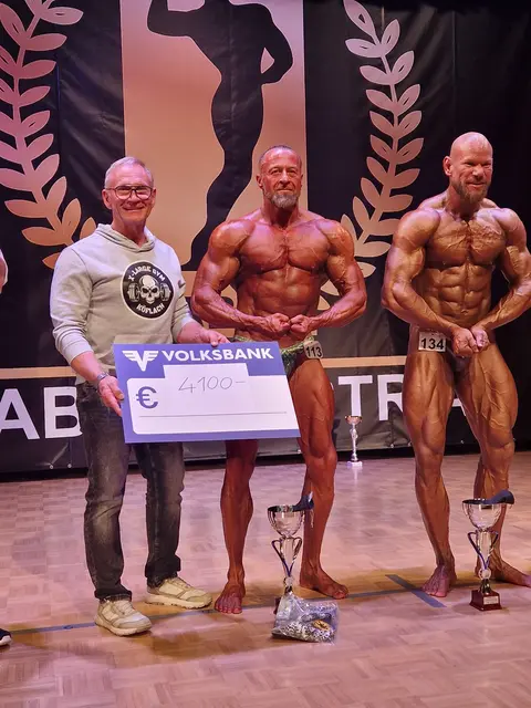 Zu diesem Scheck kamen dann noch 400 Euro dazu, das Geld bekommt die steirische Kinderkrebshilfe. | Foto: Stückler