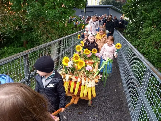 Auf dem Weg mit den Erntegaben zur Kirche | Foto: Huber/Gößler