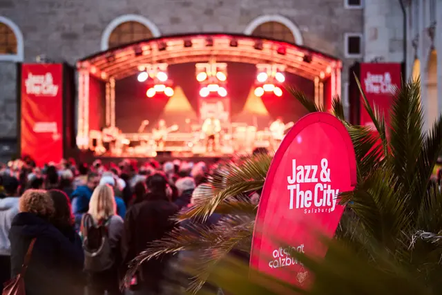 Vom 16. bis 19. Oktober 2025 wird die Altstadt Salzburg wieder vier Tage lang zur Bühne für nationale und internationale KünstlerInnen aus Jazz, Global Groove und Electronic Music. Unter dem Motto „The city sounds together“ präsentiert „Jazz&amp;TheCitysounds“ österreichische Top-Acts sowie internationale Star-Gäste. | Foto: Henry Schulz