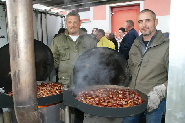 Manuel und Martin waren für die Kastanien zuständig.