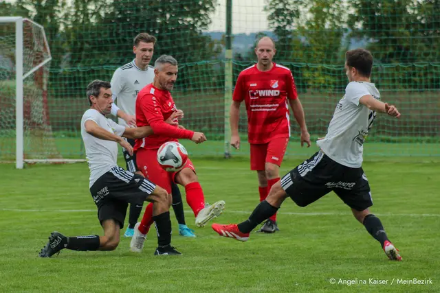 Im torreichen Duell zwischen Markt Neuhodis und Welgersdorf setzten sich die Gäste letztlich mit 3:5 durch. | Foto: Angelina Kaiser