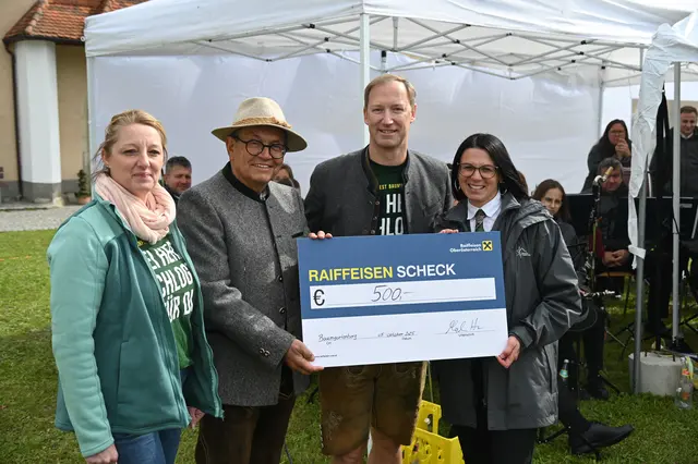 Von links: Finanzreferentin Sonja Kamleitner, Vizebürgermeister Alfred Amort und Gemeindeparteiobmann Markus Hann überreichten Musikvereins-Obfrau Petra Palmetshofer eine Spende in der Höhe von 500 Euro. | Foto: Albert Kern/BGBTV