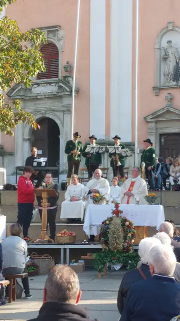 Bei sonnigem Herbstwetter wird vor der Stadtpfarrkirche Gleisdorf ein Erntedankfest mit ganz besonderem Schwerpunkt gefeiert. | Foto: privat