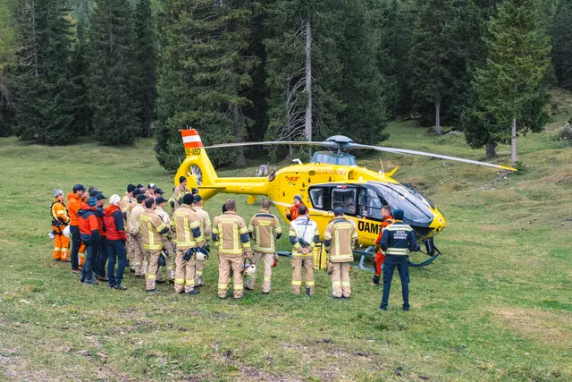 Vor der praktischen Übung gab es für die Einsatzkräfte eine theoretische Einweisung in Hubschrauber und Gerätschaften. | Foto: Pernsteiner