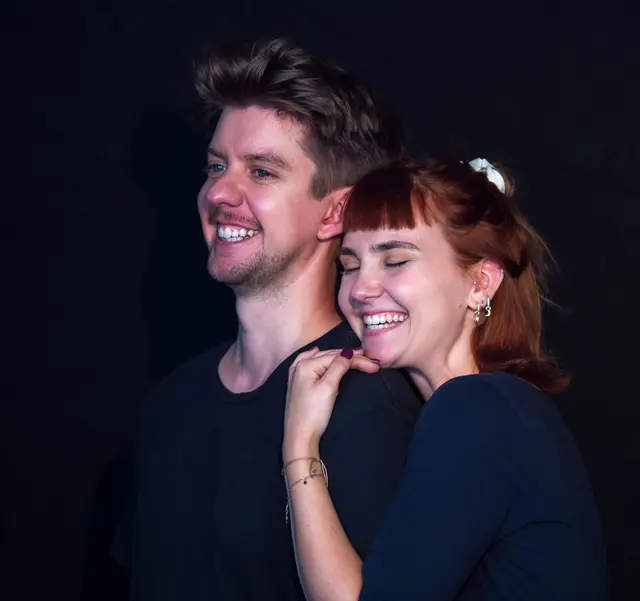 Pete Steele und Tess Hermann stehen auf der Bühne. | Foto: Svaldenak-Gomez