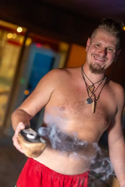Lukas Barani überraschte mit einer "Kuhfladen-Räucherung". | Foto: Ryszard Rak
