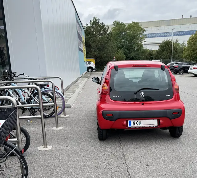 Wieder einmal: Kunstparker vorm Supermarkt. | Foto: Name d. Fotografen d. Red. bekannt