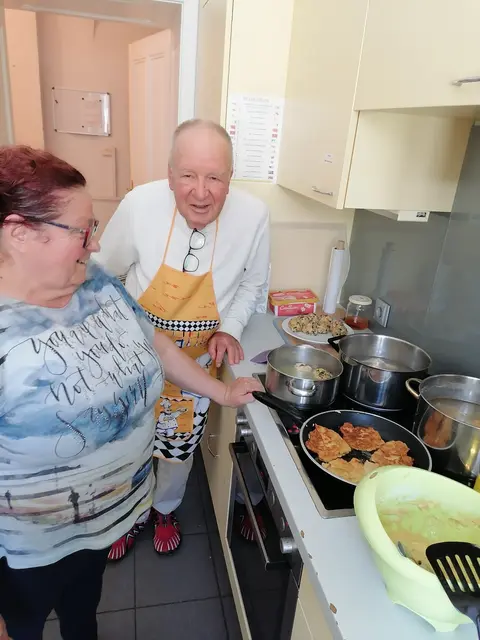 Im Mittelpunkt des Projekts "Umsorgende Gemeinschaft" stehen das soziale Miteinander und gemeinsame Aktivitäten. Die Seniorinnen und Senioren können sich aktiv einbringen und das Programmangebot mitgestalten.  | Foto: Christine Schneider-Worliczek