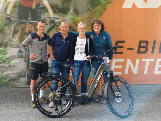 Übergabe des Bikes an die neue Besitzerin - Am Bild von links: Yannick Härle, die glückliche Gewinnerin Christa Mandl mit ihrem Mann und Mike Härle | Foto: Privat