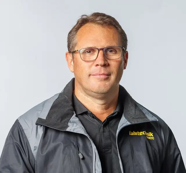 „Die Dämmerungszeiten verschieben sich nun genau in den Berufsverkehr – das erhöht das Risiko enorm“, warnt Roland Frisch, Pkw-Chefinstruktor der ÖAMTC Fahrtechnik. | Foto: ÖAMTC