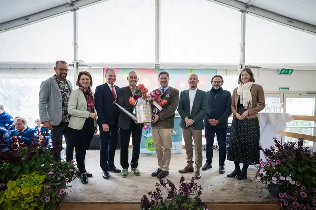 Staffelübergabe von INNsGRÜN an Stadt der Gärten (v. l.): Karl Ploberger, Agrar-Landesrätin Michaela Langer-Weninger, Landeshauptmann Thomas Stelzer, Bürgermeister Günter Streicher (Schärding), Bürgermeister Andreas Rabl (Wels), Gottfried Struggl, Erwin Kröppl (beide GF LGS Wels) und Andrea Berghammer (GFin LGS Schärding).  | Foto: Land OÖ/Max Mayrhofer