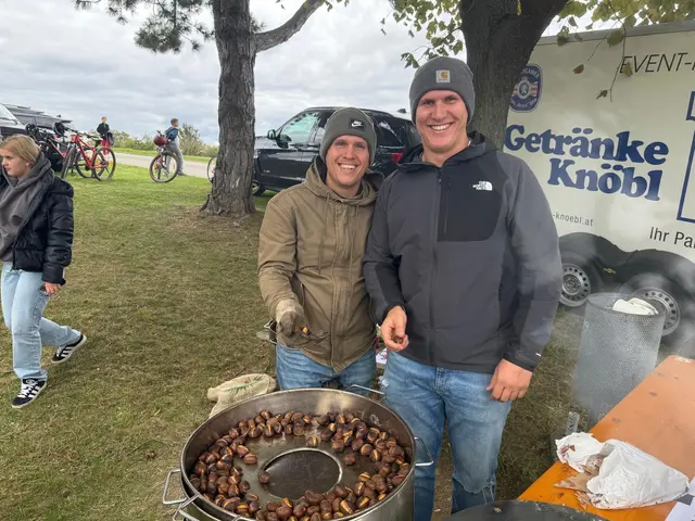 Benny und Michael Piller versorgten die Gäste mit köstlichen Maroni. | Foto: Gemeinde Marz