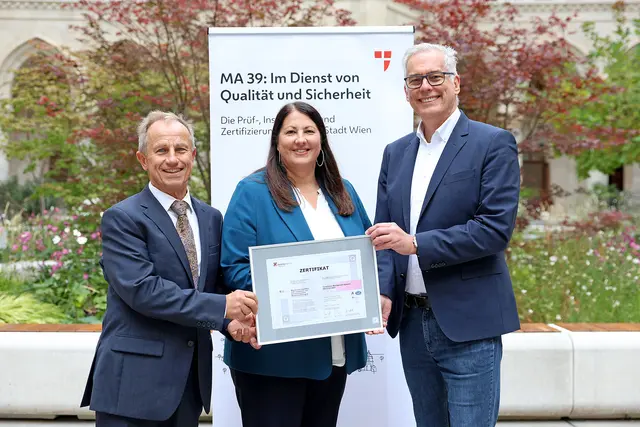 v. l.: Alfred Leitner (Quality Austria), Vizebürgermeisterin und Wohnbaustadträtin Kathrin Gaál (SPÖ) und MA39-Dienststellenleiter Dieter Werner. | Foto: Stadt Wien/Martin Votava
