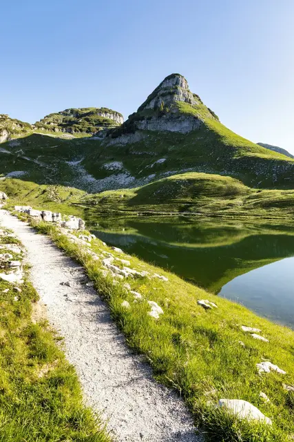 Der Augstsee am Loserplateau ist eines von drei Juwelen, das im Rennen um den Titel schönster Platz Österreichs ist.  | Foto: ORF/Regine Schöttl