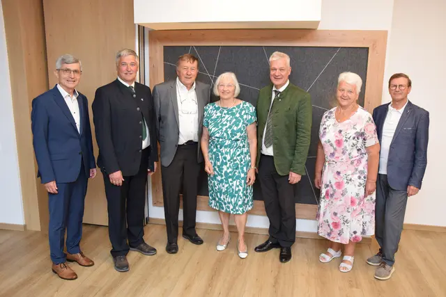 v.l.: Diakon Wolfgang Mühlehner, Vizebgm. Leopold Kromoser, Herbert und Brigitte Groissenberger, Bürgermeister LAbg. Toni Kasser, Cilli Gallhuber und Leopold Wagenhofer (Seniorenbund). | Foto: Marktgemeinde Allhartsberg