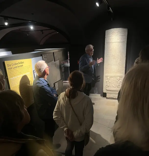 Reinhardt Harreither führt durch die Ausstellung.  | Foto: MVL