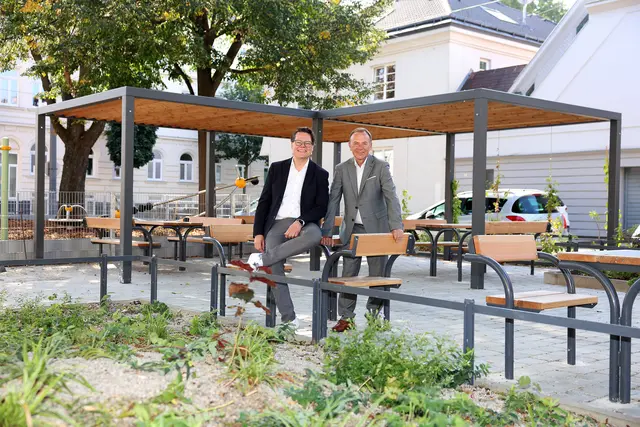 Stadtrat Jürgen Czernohorszky und Bezirksvorsteher Gerald Bischof (beide SPÖ) in der neu gestalteten Parkanlage Elisenstraße. | Foto: Stadt Wien/Martin Votava