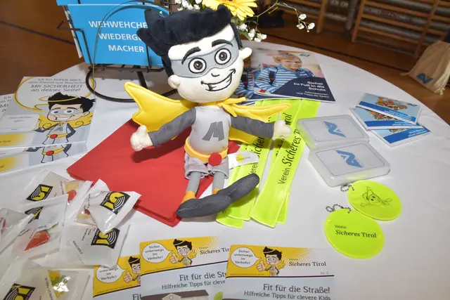 Im Rahmen der Aktion „Schulstartpaket 2025“ erhielten Tiroler Volksschulkinder reflektierende Sicherheitswesten und Reflektoren – eine Initiative des Vereins Sicheres Tirol, des Verkehrssicherheitsfonds des Landes Tirol und der Polizei. | Foto: MeinBezirk/René Rebeiz