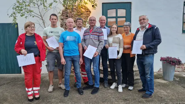 Ärtzin Helga Ölla, Alexander Hofstätter, Markus Biegl, Michael Hofstätter, Johann Eggenhofer, Siegfried und Medea Walch sowie Maria und Gerhard Hofstätter (v.l.) | Foto: Rotes Kreuz Waidhofen/Thaya