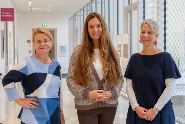 Silvia Breitwieser (Leiterin TelefonSeelsorge OÖ, Psychotherapeutin), Prim. Ellen Auer-Welsbach (Vorständin der Klinik für Kinder- und Jugendpsychiatrie 
und Psychotherapeutische Medizin, Kepler Universitätsklinikum Linz), Barbara Lanzerstorfer-Holzner (Referentin TelefonSeelsorge OÖ, Psychotherapeutin), v. l. | Foto: Diözese Linz