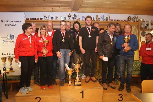 Das Siegertreppchen: Turniersieger Volksschauspiele Steinach, die Kegler-Truppe und Jausenstation Häuslerhof mit Bgm. Florian Riedl
 | Foto: Lorenzatto