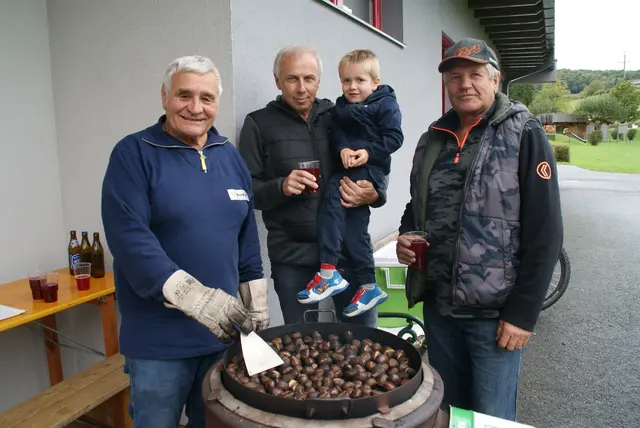 In Tauka hatte das Team der SPÖ zu Kastanien und Sturm geladen.  | Foto: Anna Maria Kaufmann