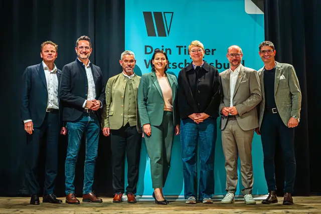 Starkes Podium in Imst: Wirtschaft und Politik diskutierten beim Weißwurstessen über die Zukunft des Tourismus.
v.l.n.r.: Christian Handl, Spartenobmann Alois Rainer, Bezirksobmann Bernhard Schöpf, Landesobfrau Barbara Thaler, Beate Rubatscher-Larcher, Landesrat Mario Gerber und Bezirksobmann Michael Gitterle | Foto: Tiroler Wirtschaftsbund