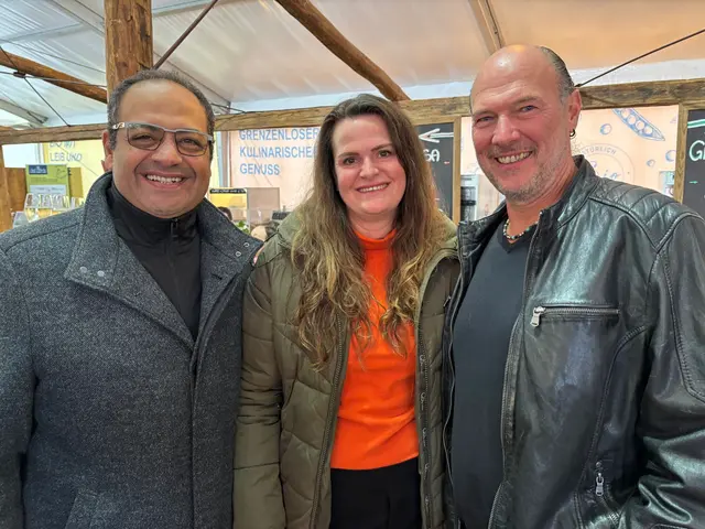 Gut gelaunt: Schärdings Tourismuschef Azer Maher mit den „Werbeprofis“ Birgit und Hannes Aichinger (Direttissima). | Foto: F. Gruber