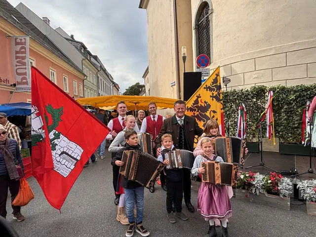 Bürgermeister und Marktreferent Christian Scheider heute beim Erntedankfest am Benediktinermarkt. | Foto: Büro Bgm.