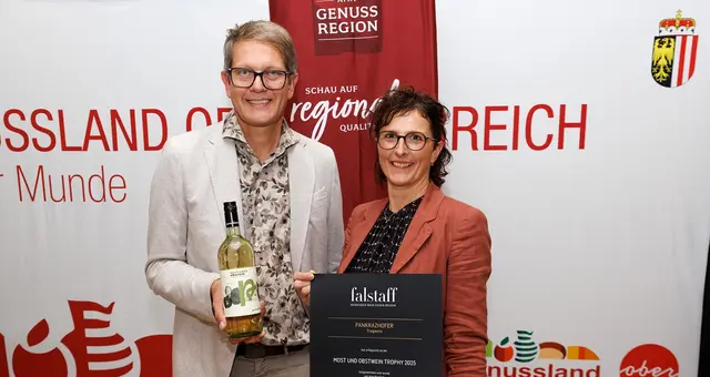 Norbert und Eva Eder mit ihrer prämierten „Novemberkönigin“. | Foto: Pia Paulinec