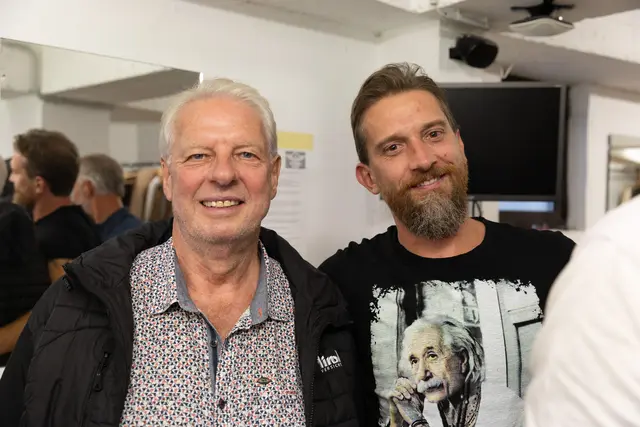 Der Haar- und Bartschnitt stellt gleichzeitig die Rückkehr in den Alltag dar.  | Foto: Anker