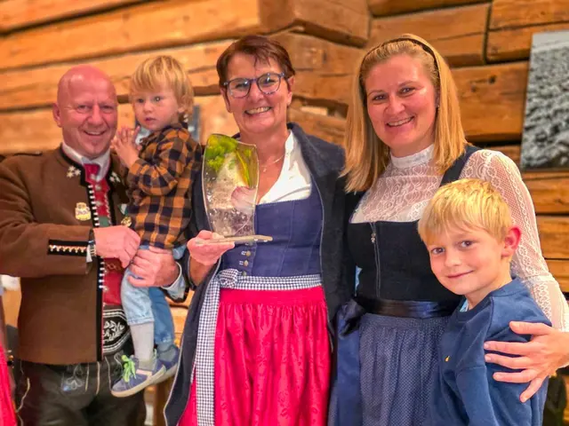 Die Familie Schellhorn mit Martin, Waltraud und Tochter Viktoria und den beiden Jung-Brennern. | Foto: Silberberger