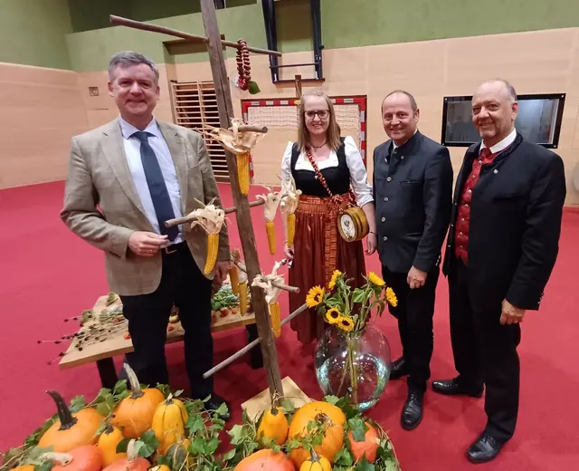 In Feierlaune, Direktor Ronald Zecha, Lisa Raitmair, Landeshauptmannstellvertreter. Josef Geisler und Kematens Bürgermeister Klaus Gritsch (v.l.) | Foto: Jordan