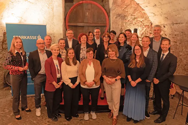 Langjährige Mitarbeiter:innen der Sparkasse Schwaz wurden an diesem Abend für Ihre Treue zum Unternehmen im feierlichen Rahmen gewürdigt.

 | Foto: Sparkasse Schwaz