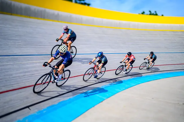In Linz gibt es Österreichs einzige Radbahn mit Steilkurven. Eine 25-minütige Filmdoku widmet sich der Enstehungsgeschichte, dieser Radbahn und den vielfältigen Aktivitäten des Vereins Velodrom Linz