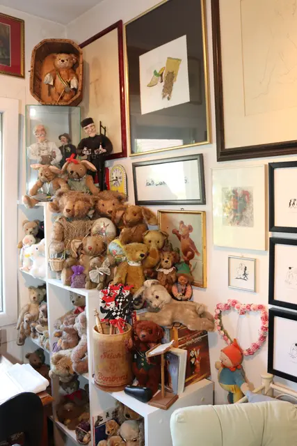 Auch die Dame des Hauses sammelt gerne: Die Steiff-Tiere haben es Barbara Bartl angetan. | Foto: MeinBezirk.at