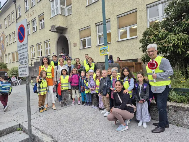 Bürgermeister Dietmar Wallner begrüßte die eintreffenden Pedibusse vor der Volksschule Jenbach. | Foto: Gem. Jenbach
