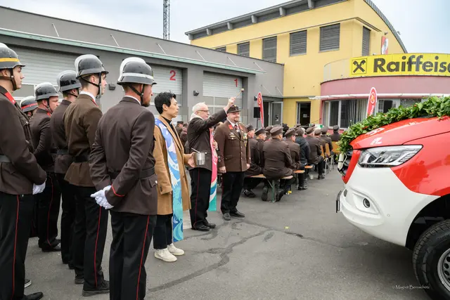 Pfarrer Alois Puntikgam-Juritsch segnete das neue Mannschaftstransportfahrzeug der Feuerwehr Grafendorf. | Foto: Magret Bernschütz
