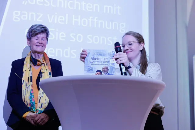 Beherzte Kämpferin für Ruanda: Traude Schröttner mit Moderatorin Katharina Hacker. | Foto: Gerd Neuhold