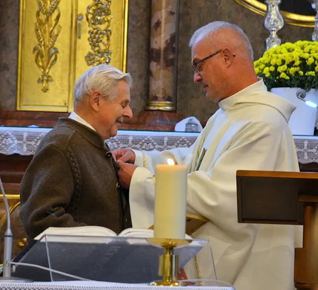 Dem langjährigen Mesner und Kirchenhelfer Willi Mold wurde beim Zwettler Erntedankfest das silberne Ehrenabzeichen der Mesnergemeinschaft der Diözese St. Pölten überreicht. | Foto: Anita Altmann 