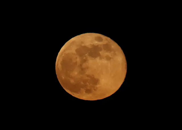 Ein seltenes Doppelereignis erhellt den Oktoberhimmel: Supermond und Draconiden-Sternschnuppen. (Archiv) | Foto: LEONHARD FOEGER / REUTERS / picturedesk.com